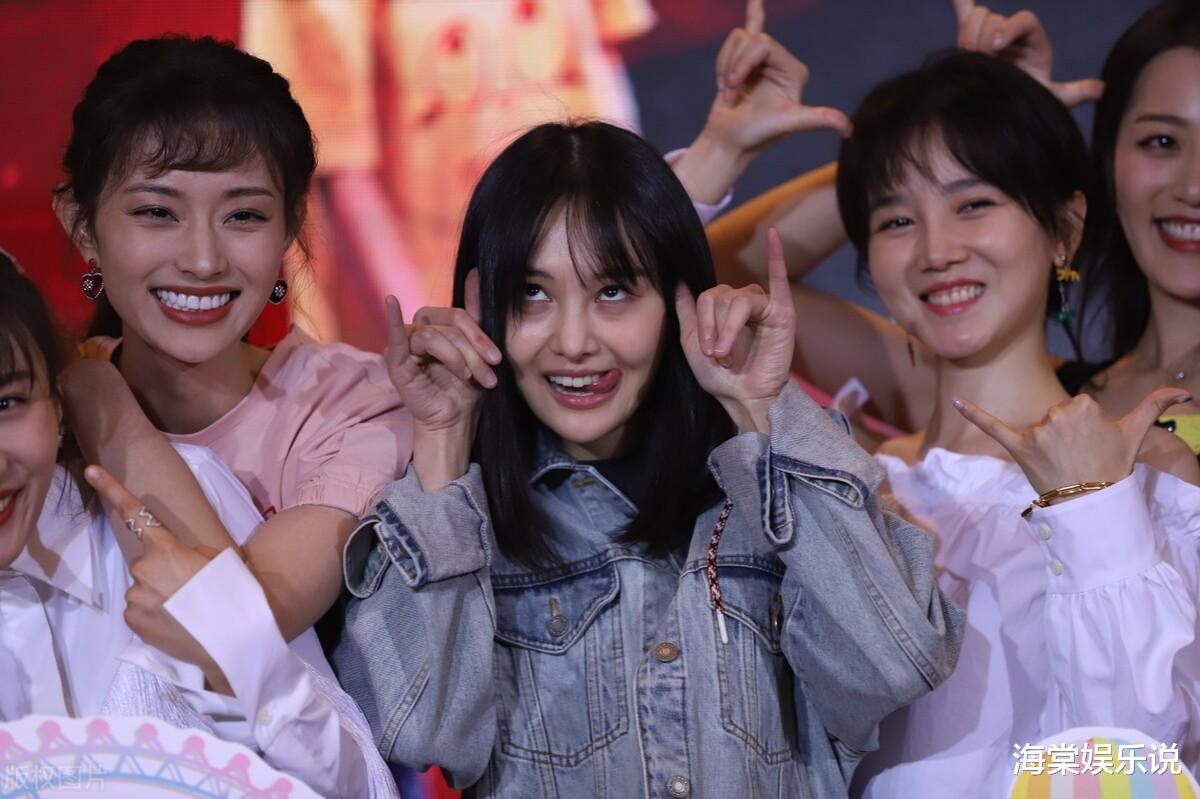 郑爽|郑爽爸爸正式道歉！眼袋拉耸一脸憔悴，小动作和坐姿却很不真诚