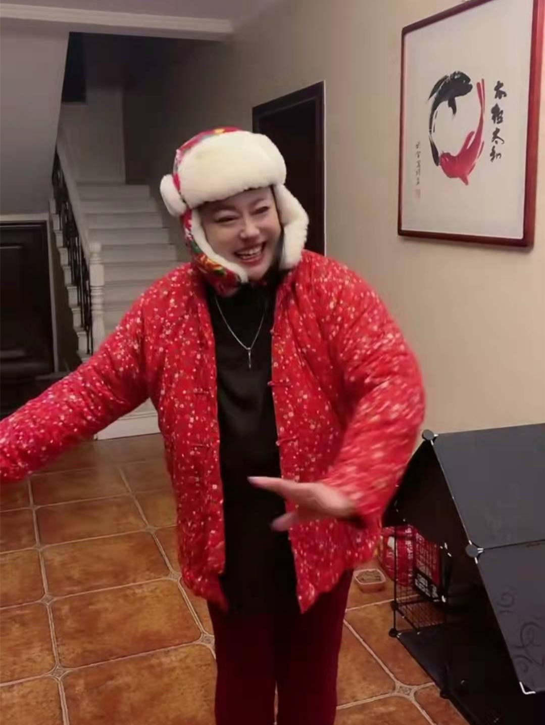 李菁菁|51岁李菁菁为三婚丈夫跳舞!身穿东北花棉袄,曾当街骂小21岁老公