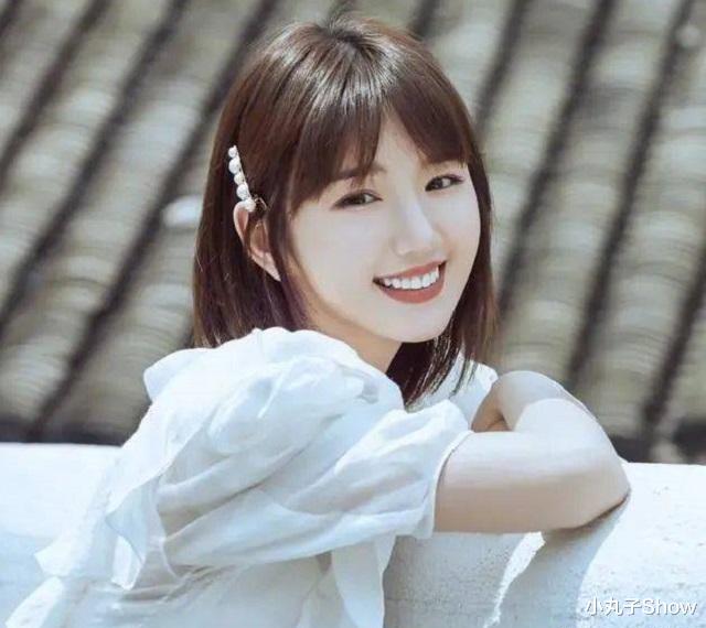 毛晓彤|毛晓彤被曝遭拖欠片酬后走机场，白T牛仔裤清爽干净，心情不错