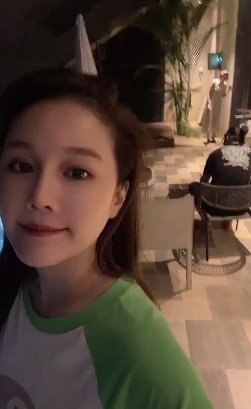 赵本山|赵本山女儿三亚度假，住豪华大别墅，在海上与男友甜蜜接吻