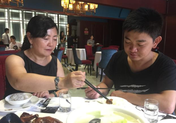 河南 亲子鉴定错误，女子错付23年母爱，和许敏相比，朱晓娟的痛苦更多