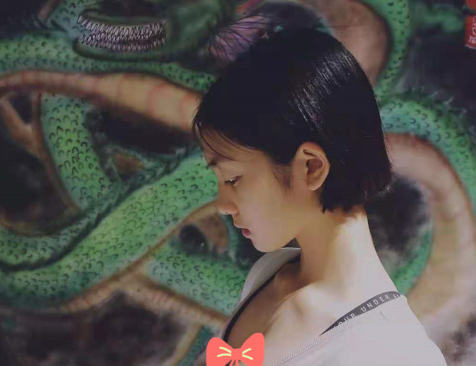 黄磊|黄磊二女儿长大了！7岁染蓝发做美甲被指太成熟，育儿方式引争议