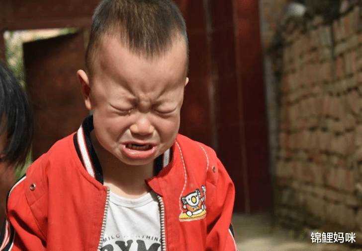 锦鲤妈咪|男孩小时候经常被女孩欺负?大人的“刻板印象”,让男孩受尽委屈