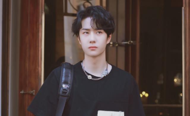 王一博|王一博称未出道时是校草，本以为没撒谎，看到16岁旧照信了你的邪