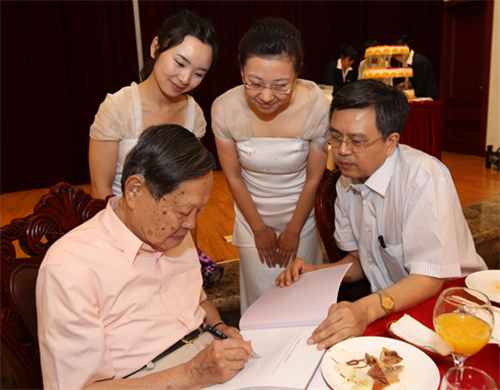 杨振宁|结婚17年,99岁高龄的杨振宁同意翁帆改嫁,但遗产全部归子女所有