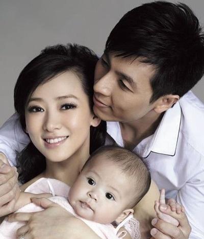 梅利爱说事 50岁翁虹近照曝光，曾被父母逼婚，再婚嫁普通小丈夫终获幸福