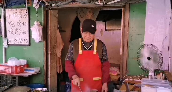 济南怪老头城中村开餐馆,只卖两个菜火了17年,不为发财只为糊口