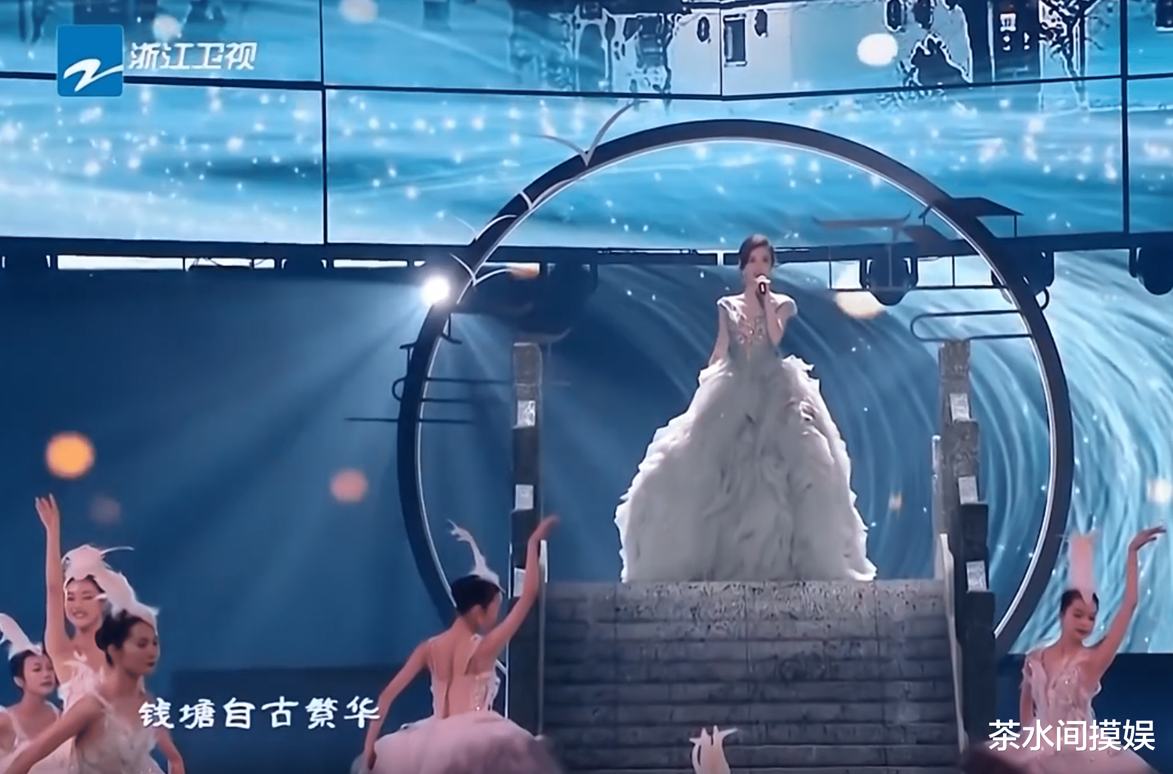 陈伟霆|跨年明星百态:Baby瘦出脊骨,陈伟霆撞脸甄子丹,张杰唱歌遭翻车