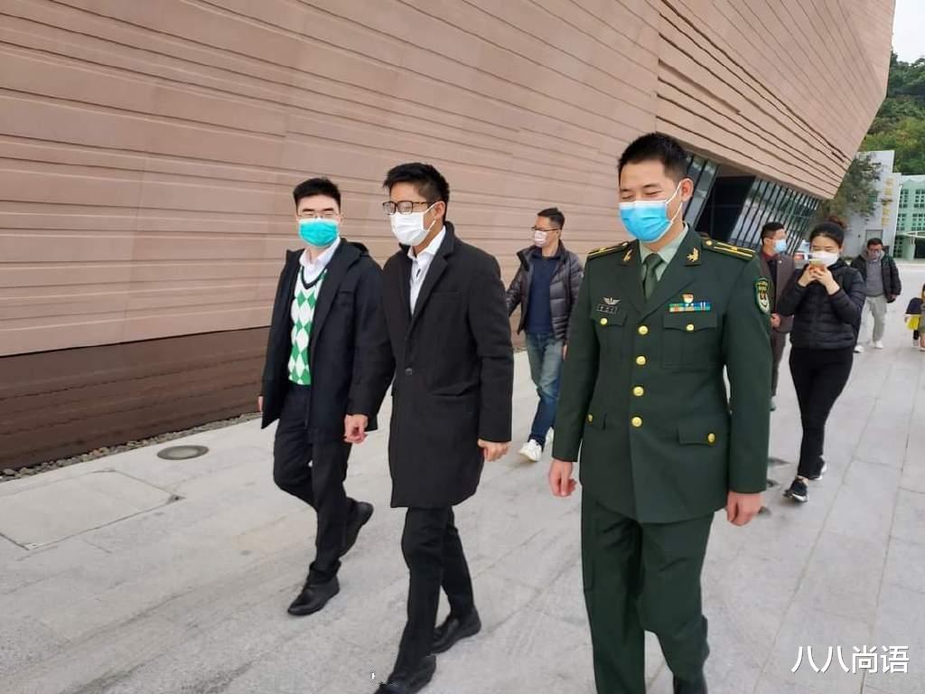 霍启山|霍启山参加展览，穿风衣还戴一副眼镜，越来越有“老干部”的风采