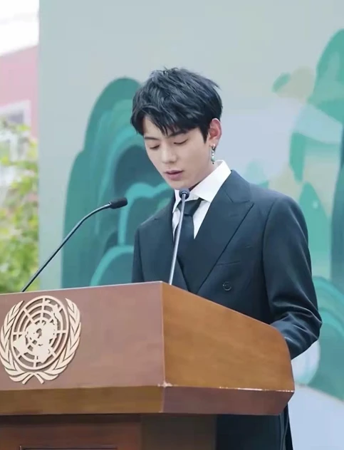 时尚风行派|丁真骑白马上街超有排面！穿藏袍举国旗意气风发，笑容好有感染力