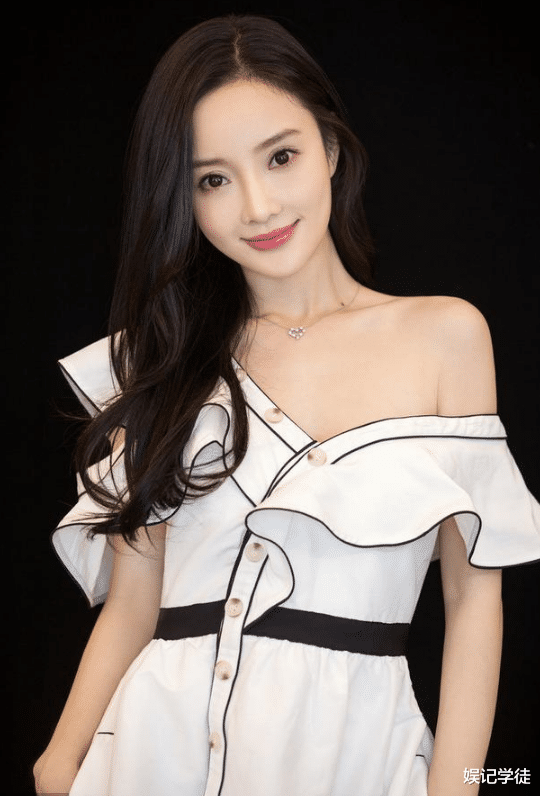 贾云馨|9岁甜馨参加演出，穿红色西装礼服显帅气，侧颜照与妈妈越来越像