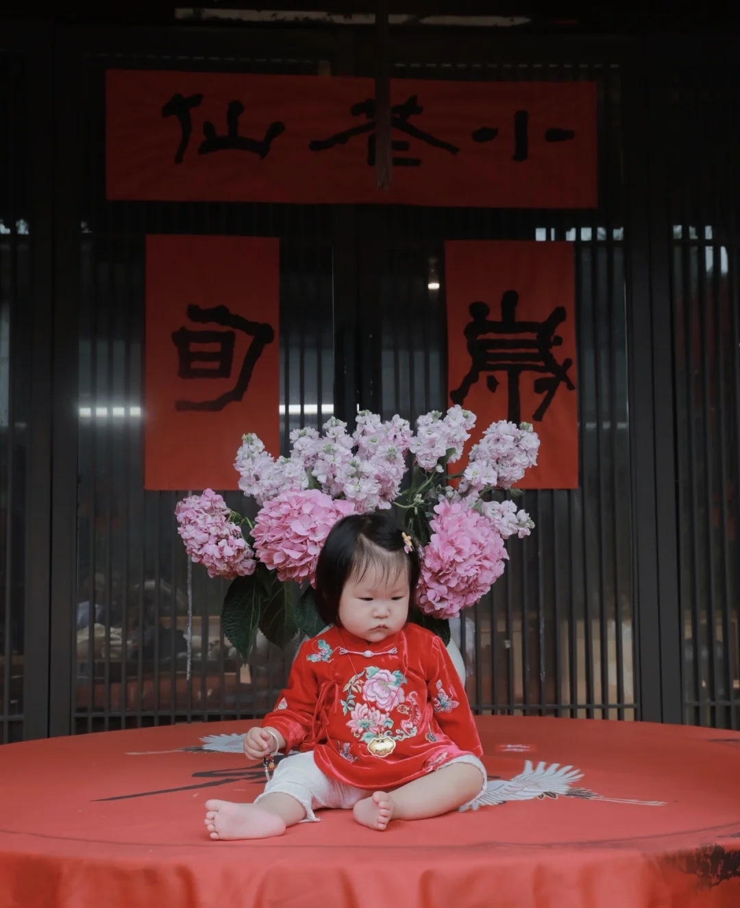 张纪中|张纪中为1岁女儿庆生,一家五口像祖孙三代,孩子们脸上无笑容