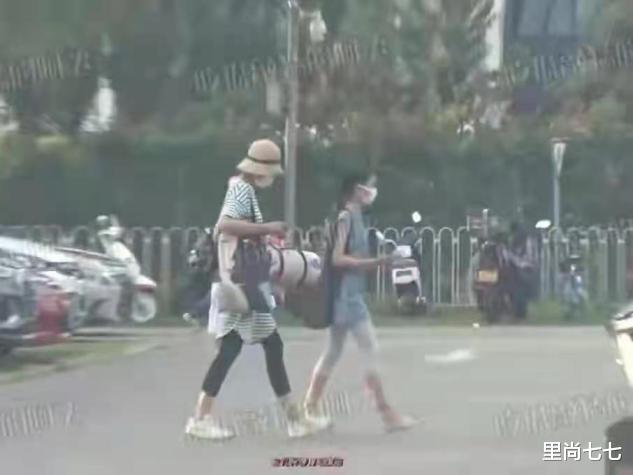 里尚七七|袁泉邀请女儿全班看电影，10岁女儿长腿瞩目，她穿睡衣打扮随性