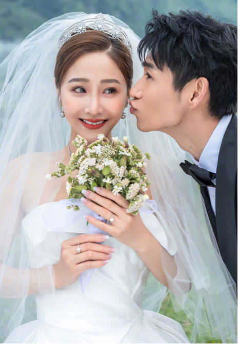 Lady变美日记|魏晨发文：七夕快乐！配图与妻子的“情侣照片”，实在是太甜了