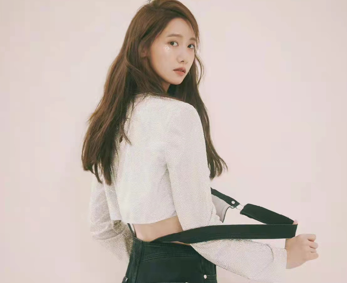 林允儿|林允儿新时尚大片曝光！大胆穿露脐装秀平坦小腹，清纯女神变魅惑