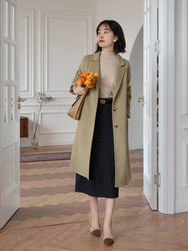 何有强 秋季，奔四奔四的女人怎么穿风衣？搭配衬衫和牛仔裤，减龄又洋气