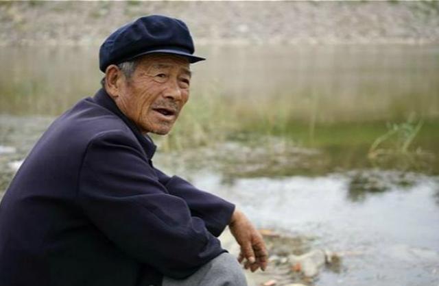 |河南老人在河里钓了只“乌龟”，龟背插4箭，专家：这一竿值18亿