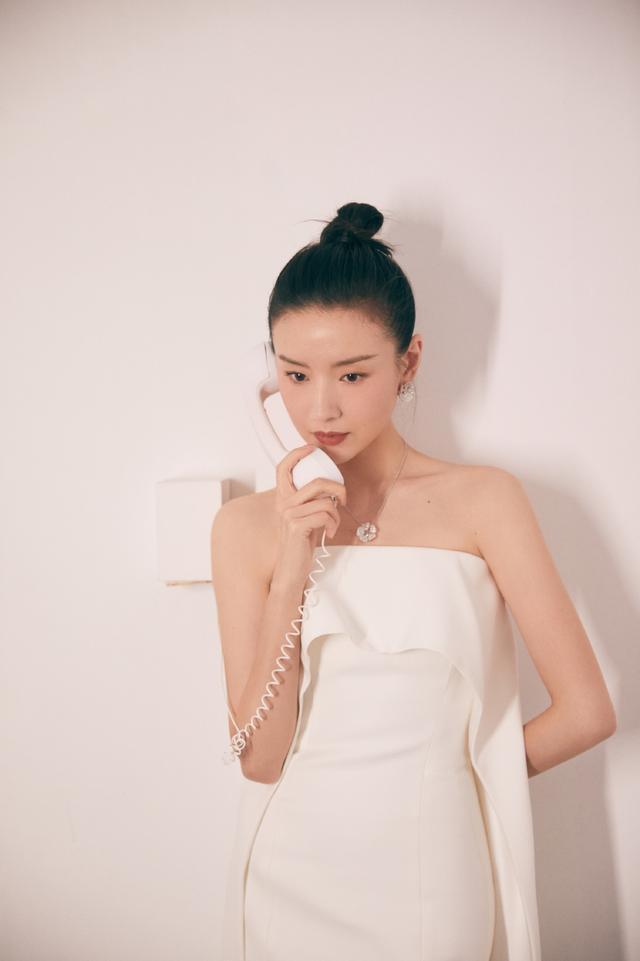 旗袍公馆|“初代女神”董洁就是耐看，穿白色抹胸裙真优雅，一点也不像41岁