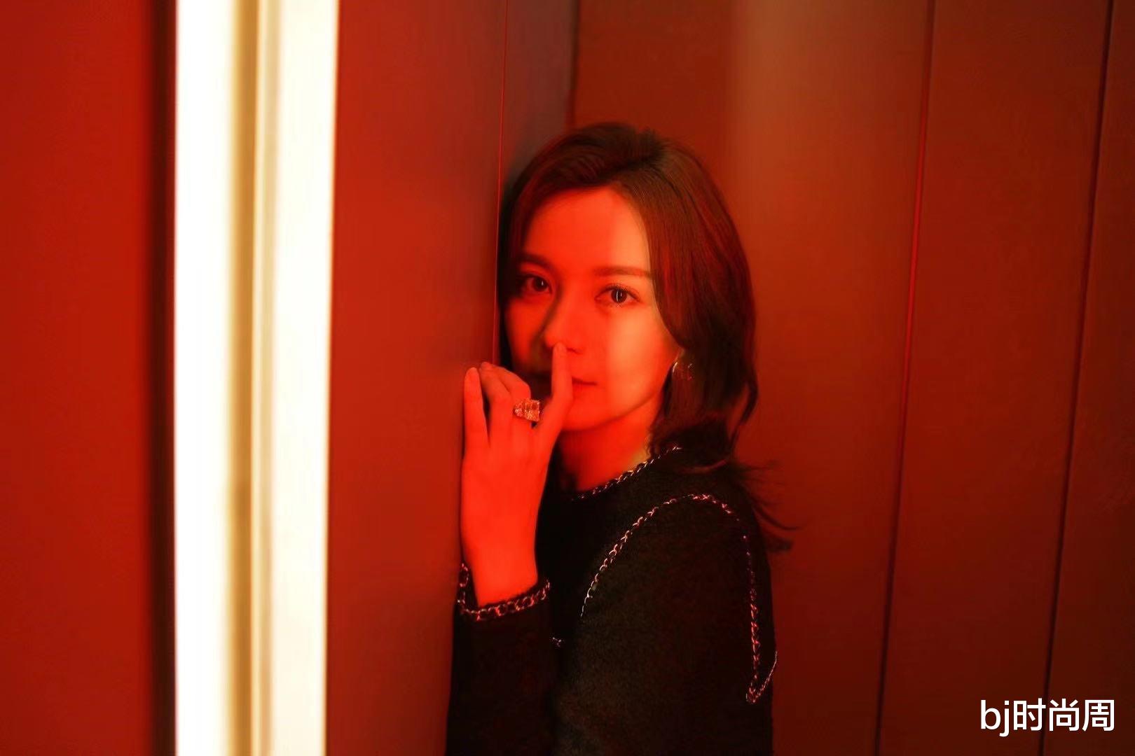 小黑裙|开春之后学施诗穿小黑裙，很有职场女王气质