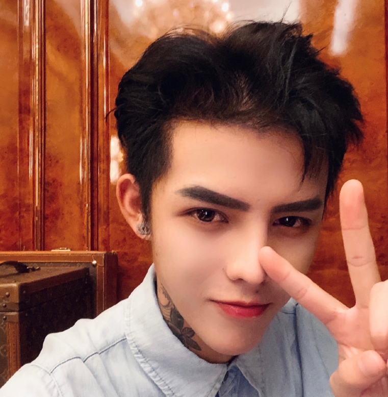 迪丽热巴|殷世航自曝整容，看清未整前的照片后：幸亏整的早