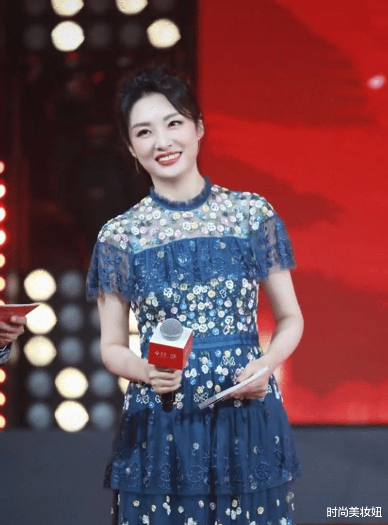 连衣裙|周涛这才是“逆龄生长”,一袭蓝色连衣裙配高马尾,53岁太养眼
