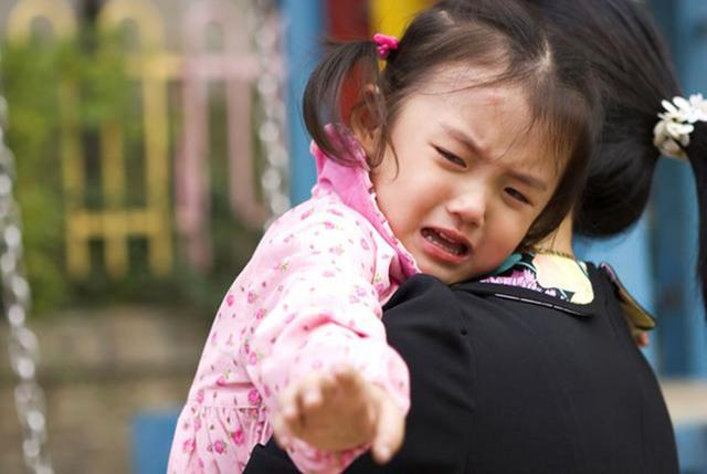 哑铃妈妈|这些“中国式礼貌”,正伤孩子于无形中,家长别再拿来炫耀了