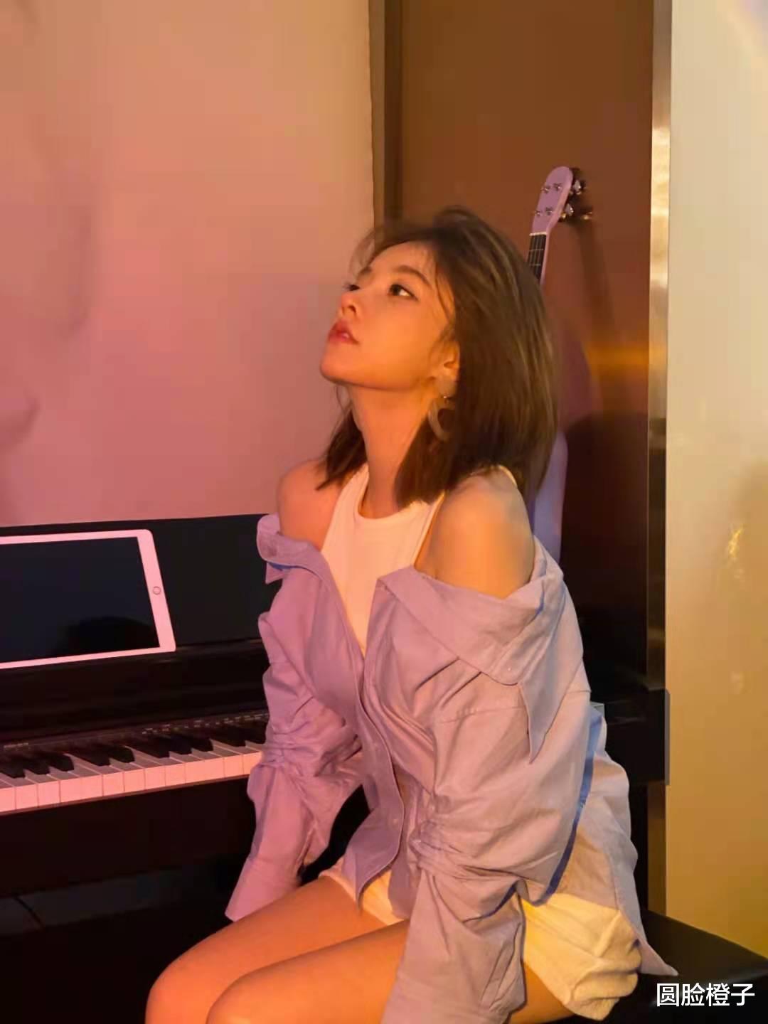 女孩|冯提莫草坪清新大片来袭！公主蓬蓬裙美得耀眼，连空气都变甜了