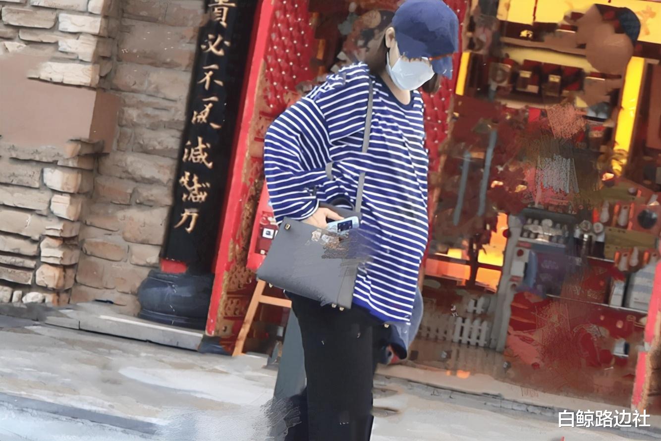 李小萌|王雷携妻子参加好友聚会!李小萌挺二胎孕肚,素面朝天颜值仍能打