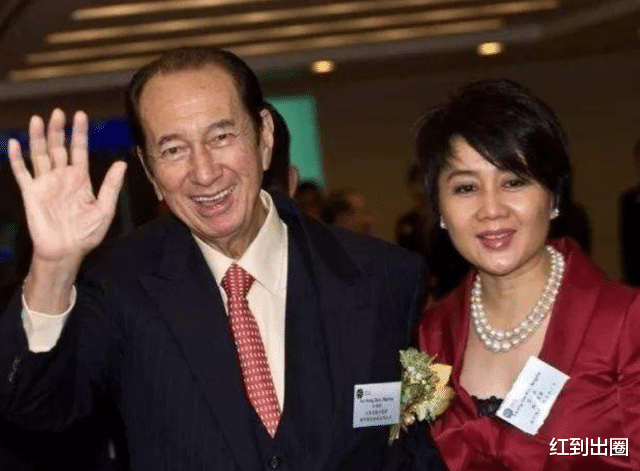 梁安琪|赌王四太梁安琪现身高级晚宴，气色红润状态佳，被两位男士围在中间