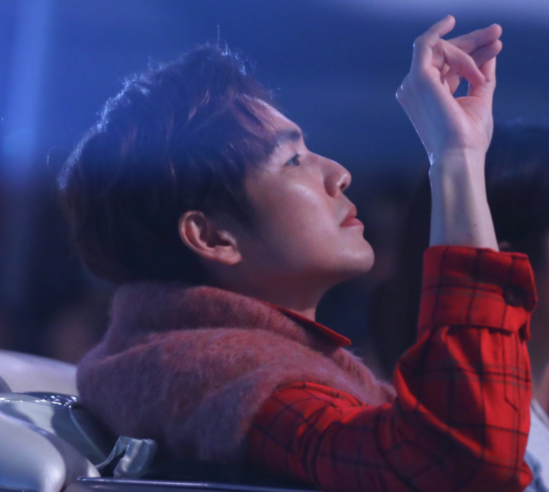 钟汉良|钟汉良跟杨紫合影，他的手势意外火了，这才是已婚男士该有的自觉