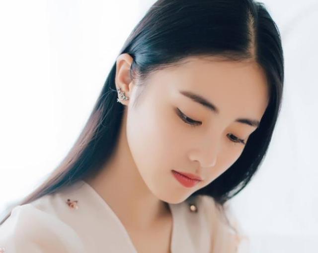 李佳琦 李佳琦强烈推荐的“美白精华”，狂卖50000瓶，用后暗黄干燥都消失了