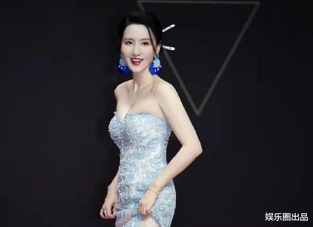 张萌|张萌瘦下来真好看，穿露肩连衣裙亮相，网友：“赏心悦目”
