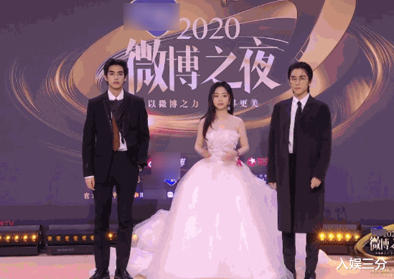 谭松韵|谭松韵与两位哥哥同框，穿公主长裙不方便，他们下意识动作慕了