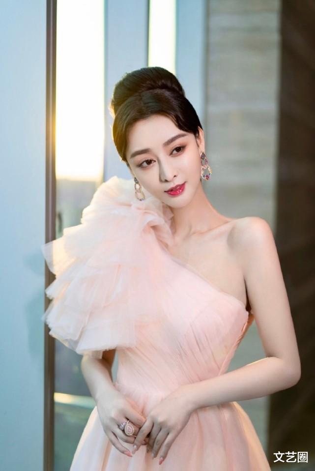 周杰伦|周杰伦模仿者接代言，产品上代言人写“周口杰伦”，网友：张江学友表示不服