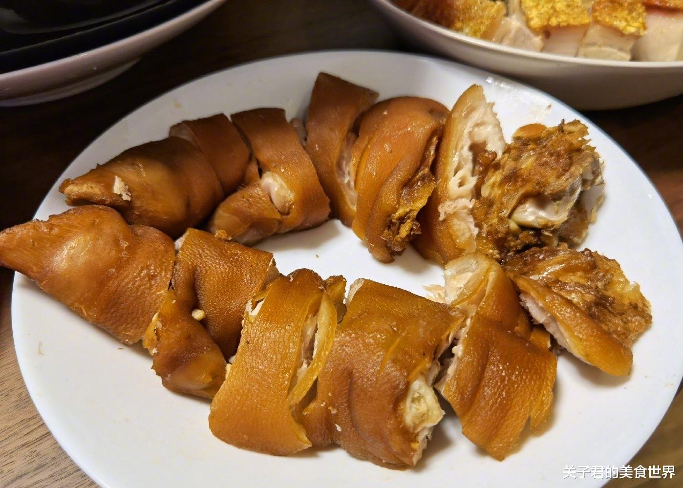 俞灏明|俞灏明高调晒年夜饭,8道菜吸引百万网友观看,网友:太豪横了!