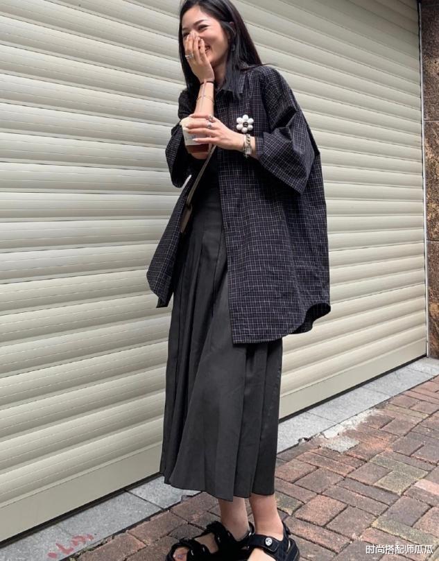 时尚搭配师瓜瓜|?你是什么身材，就穿什么裙子，梨形身材的女性很适合第一种！