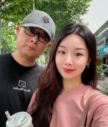 孟非|孟非24岁女儿罕见曝光！肤白貌美神似章泽天，国外留学生活惬意