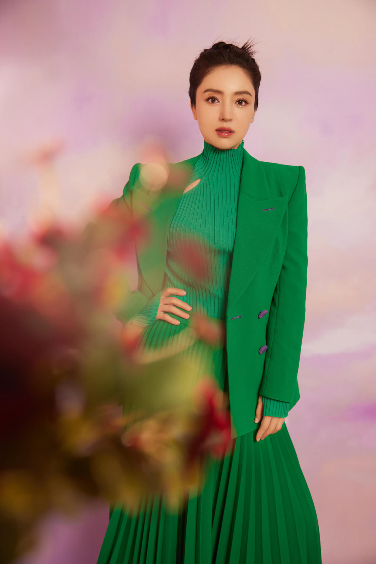 何有强 董璇又美到我了，穿绿色西服套装酷炫霸气，时尚感一点不输超模