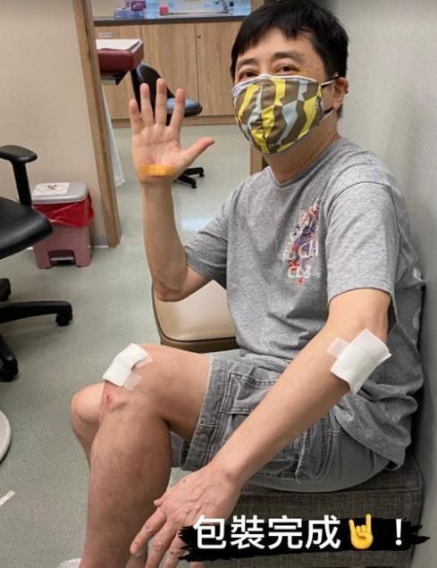 庾澄庆|庾澄庆：突发意外受伤，60岁年纪独自一人去医院包扎看着让人心酸