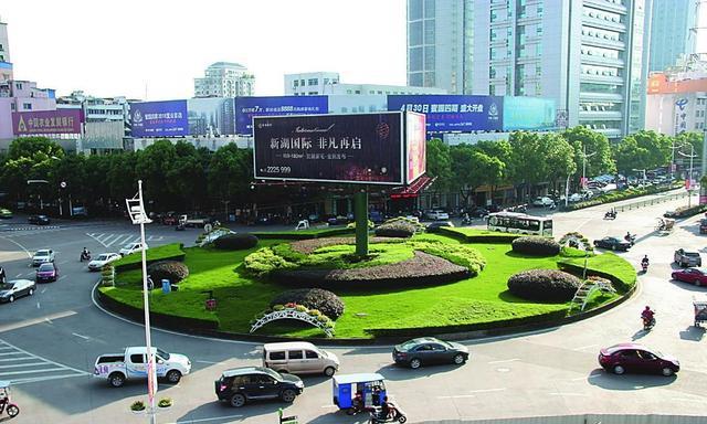 许宏杰聊生活 车辆驶出环岛要怎么打灯,注意通行规则