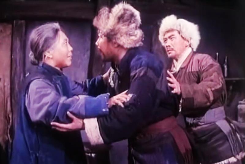 奶球妈咪聊|记得样板戏“勇奇”娘吗?有意思的是,演娘的比演儿子的小了12岁