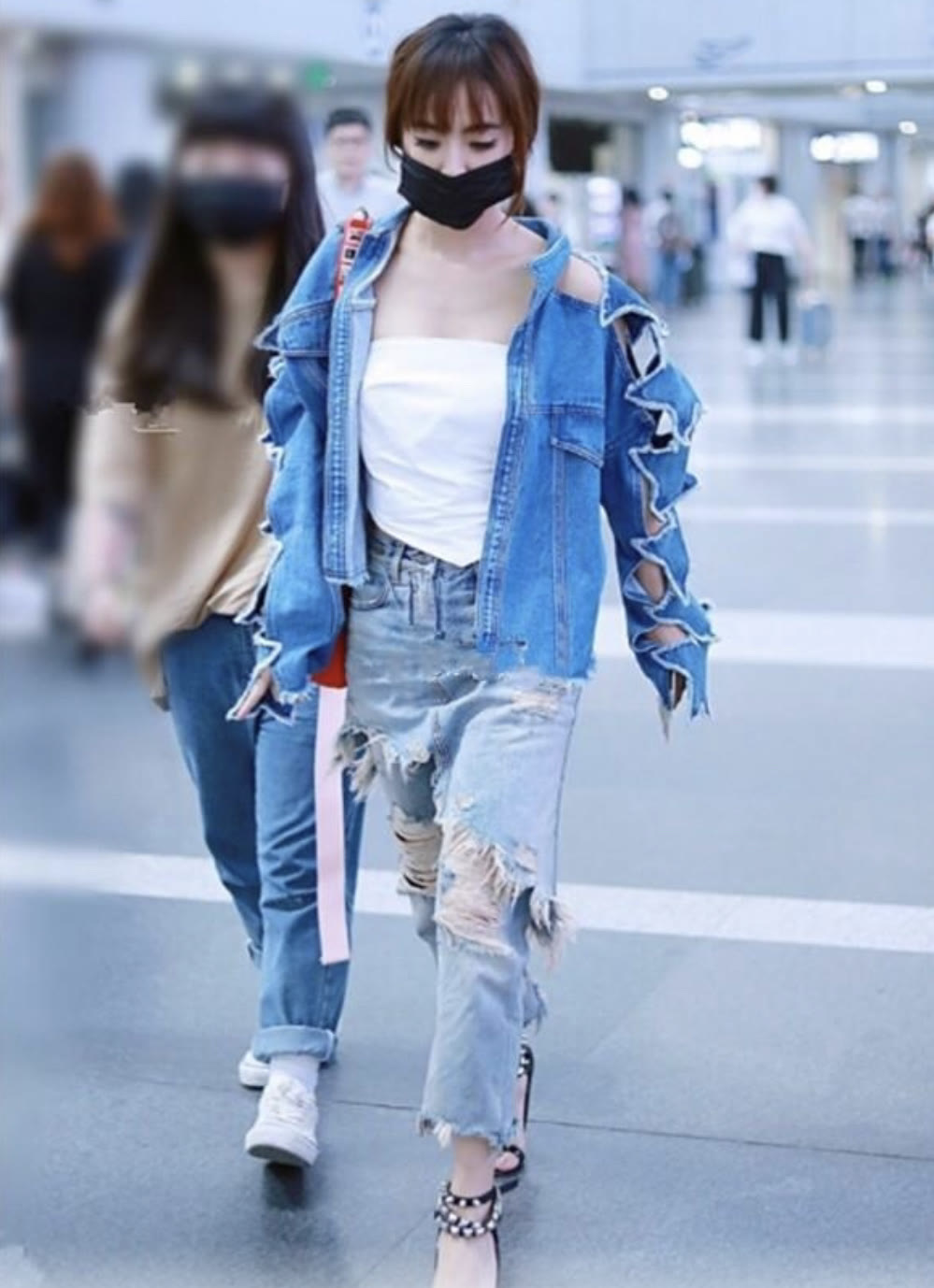 闲鱼有话说 蔡依林彻底放飞自我，一身衣服“破”到令人心疼，这时尚好难懂