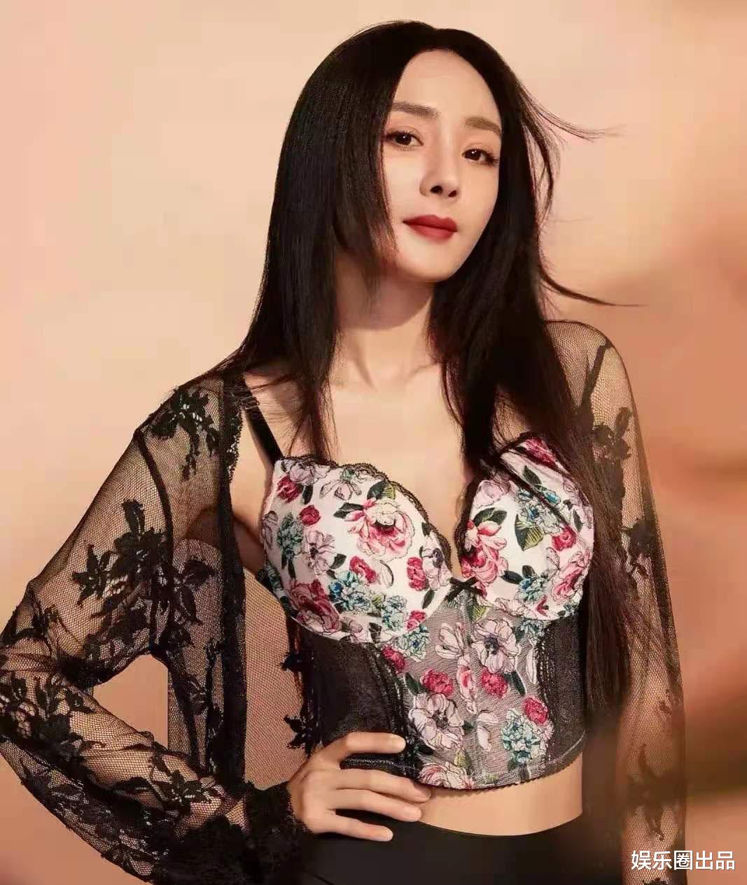 杨幂|杨幂穿丝袜旧照被翻出，丝袜上印满爱心图案，造型前卫又纯又欲