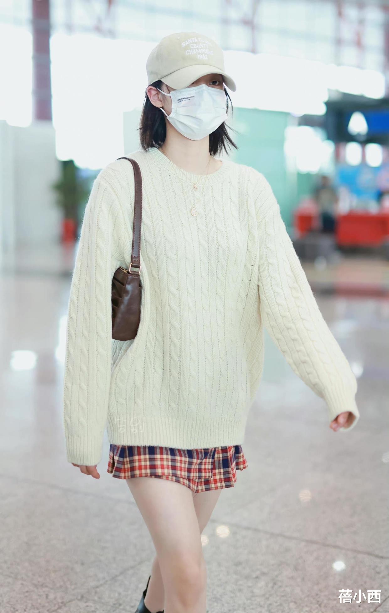 蓓小西|初秋出行怎么穿?欧阳娜娜手把手来教你,白色毛衣最百搭又时髦