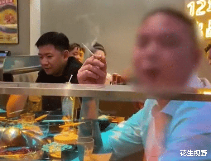 花生视野 成都1男子，餐馆内抽烟被邻桌劝阻，热茶泼对方：你才消费多少钱