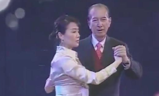 梁安琪|赌王四太梁安琪：为原配准备葬礼，赌王专宠30年，今成百亿女富豪