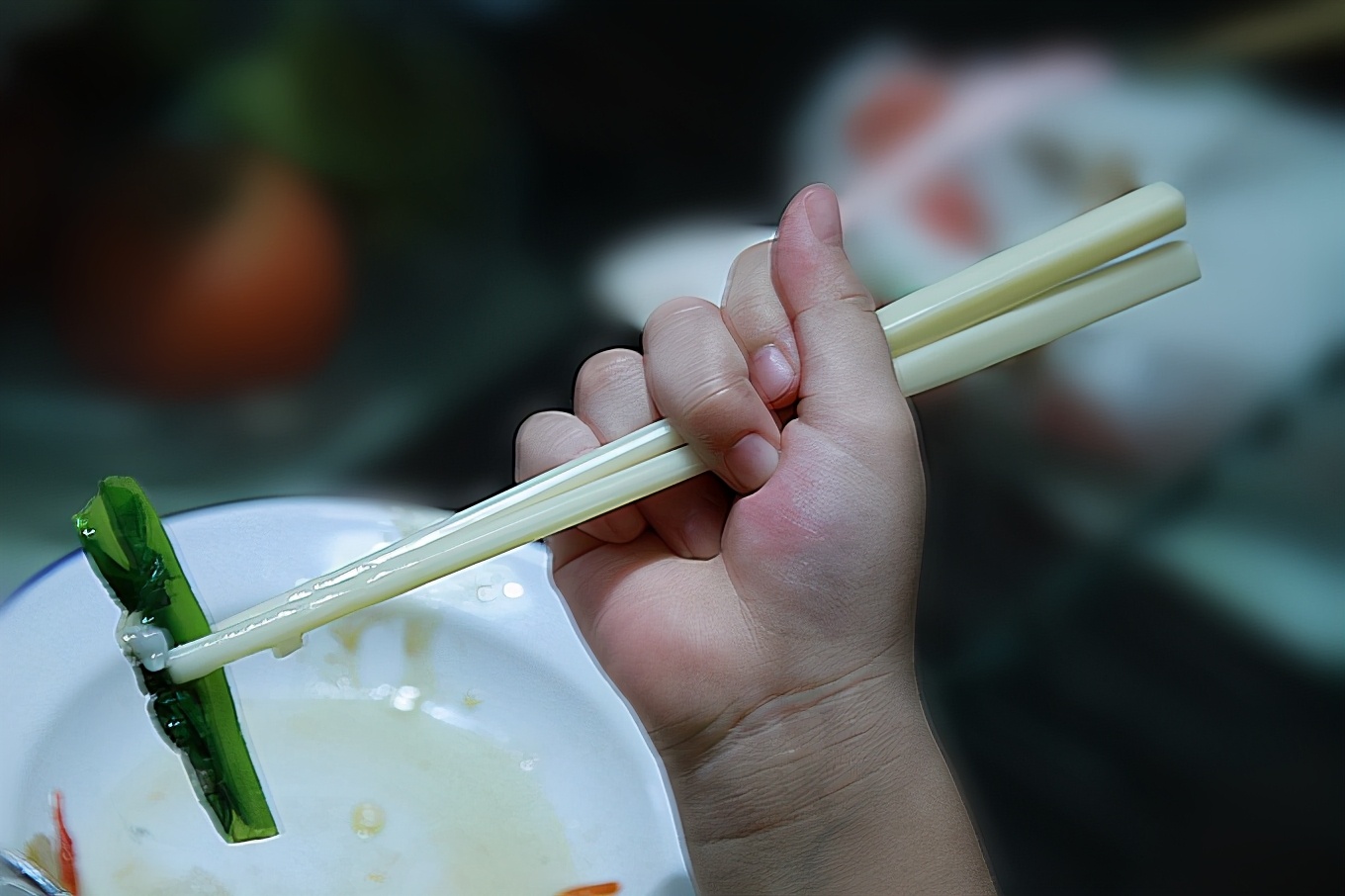 福林妈咪|中班孩子大部分都不会用筷子？家长和老师图省事，孩子错过锻炼期