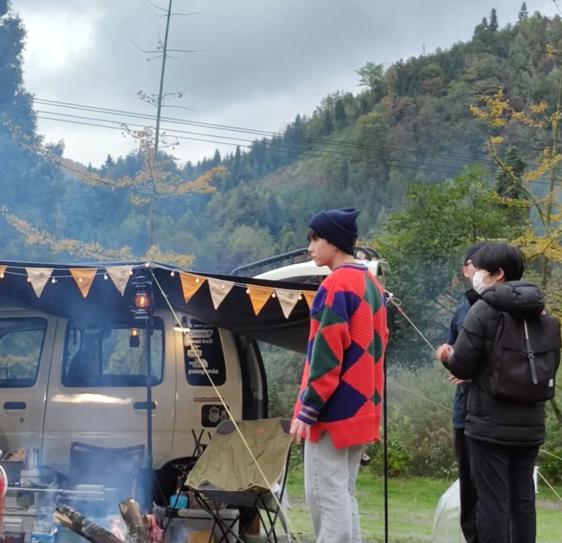 江华|周迅阿雅录节目被偶遇，彭昱畅脸部消瘦憔悴，坐小板凳被赞接地气