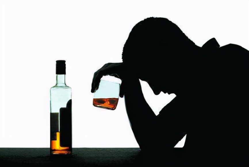 金兰中医学社 35岁男子腹痛住院，确诊胃癌，医生：睡前常喝“1水”，铁打的胃也难扛