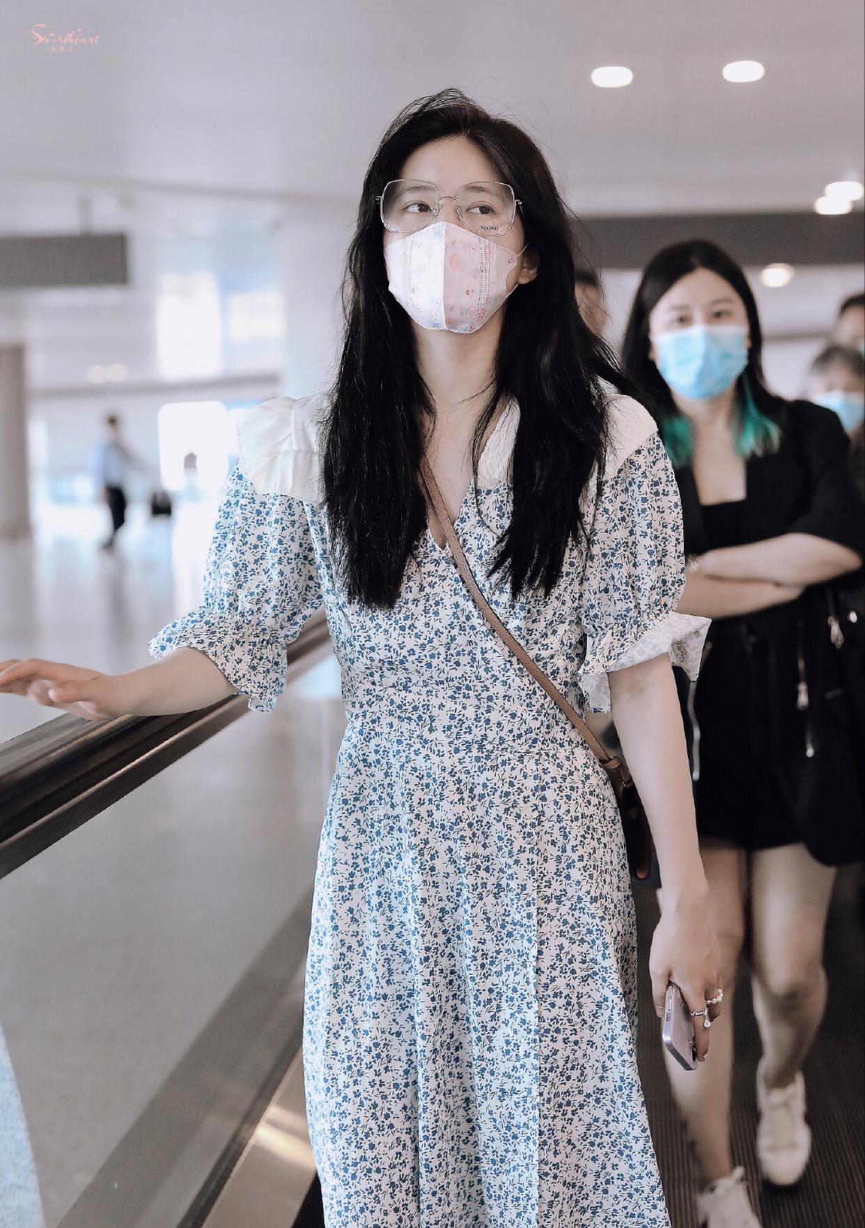 大叔论情感|《胡同》赵露思杀青，造型朴素颜值耐打，当红小花无缝进组成常态